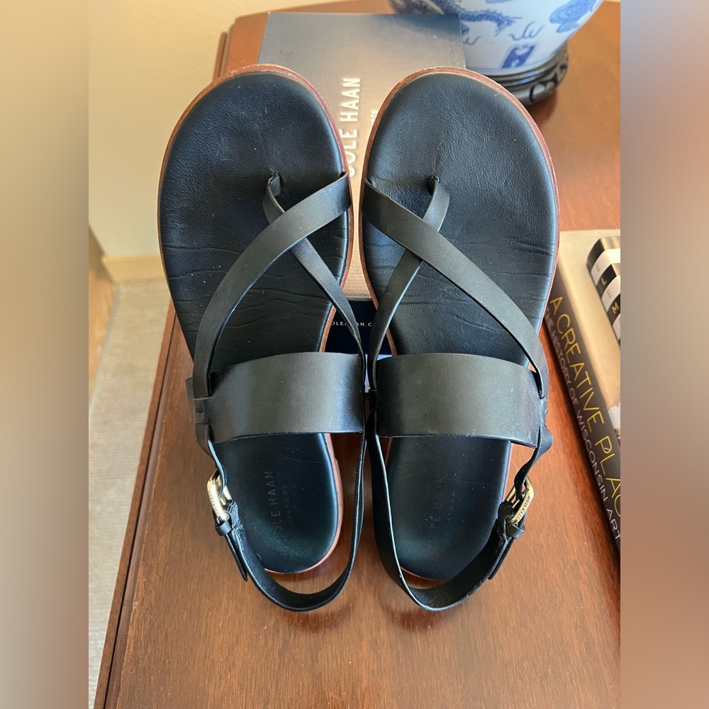 Cole Haan Anica black leather thong sandals size 8 EUC.